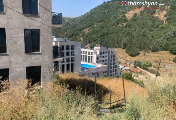 Կեչառիս վանական համալիրի հարևանությամբ կառուցվող շենքի մոտ հայտնաբերվել է 2 տղամարդու մարմին, 2 հոգի էլ տեղափոխվել է հիվանդանոց