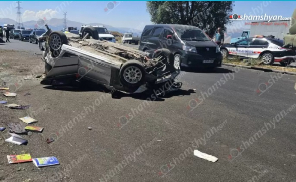 Երևան-Սևան ճանապարհին «BMW»-ն բախվել է հողաթմբերին և գլխիվայր հայտնվել երթևեկելի գոտում․ կա 1 զոհ, 1 վիրավոր