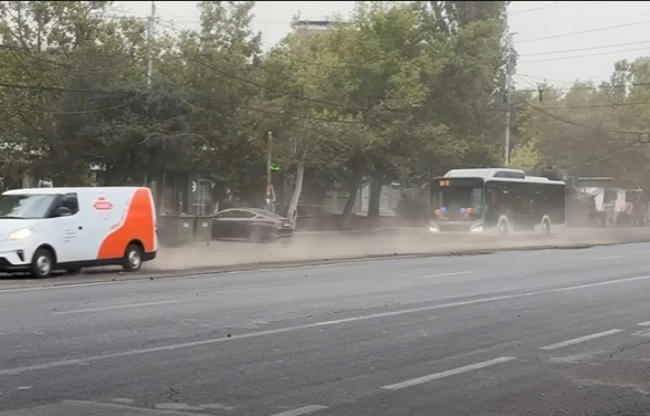 Փուչիկներով ավտոբուսները՝ փոշու մեջ կորած. Գայի պողոտան՝ սեպտեմբերի 1-ին (տեսանյութ)