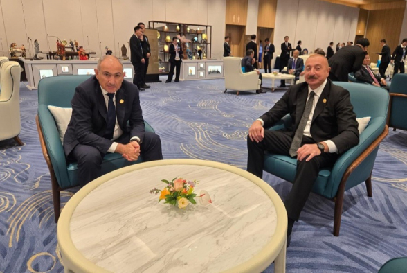 Пашинян и Алиев провели беседу (видео)