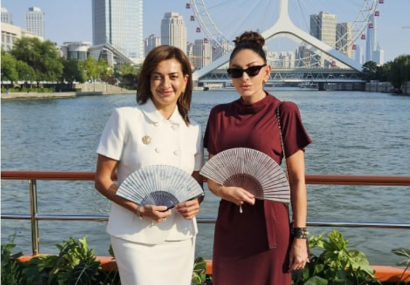 Աննա Հակոբյանը լուսանկարվել է Մեհրիբան Ալիևայի ու Էմինե Էրդողանի հետ