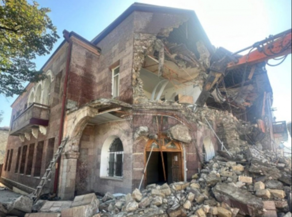 Ստեփանակերտում քանդում են Արցախի ԱԳՆ շենքը