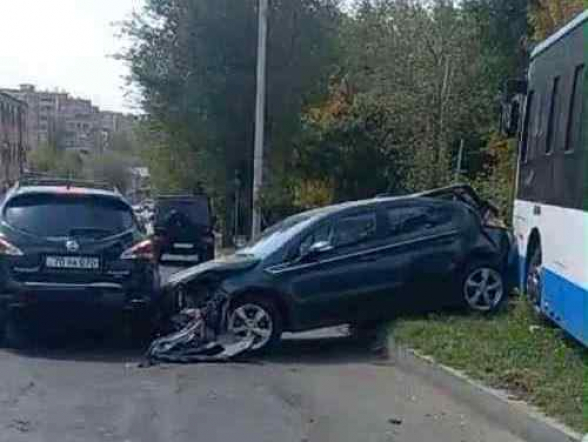 В Ереване автобус без водителя протаранил 2 легковушки
