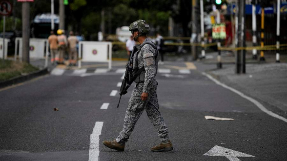 Президент Венесуэлы Мадуро приказал развернуть 25 тыс. военных на границе с Колумбией