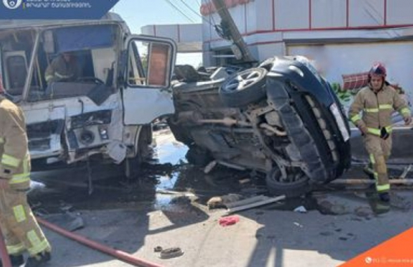 Արմավիրում բախվել են ավտոբուսն ու Լեքսուսը. 10 մարդ հոսպիտալացվել է