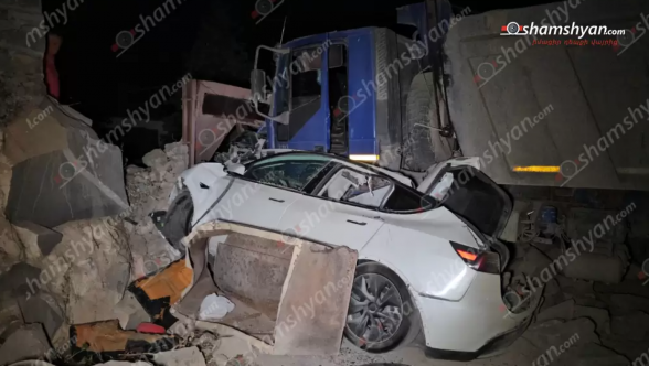 Երևանում «Iveco» բեռնատարը դուրս է եկել երթևեկելի գոտուց, բախվել քարե պարսպին, ապա կայանված «Tesla»-ին. կա վիրшվոր