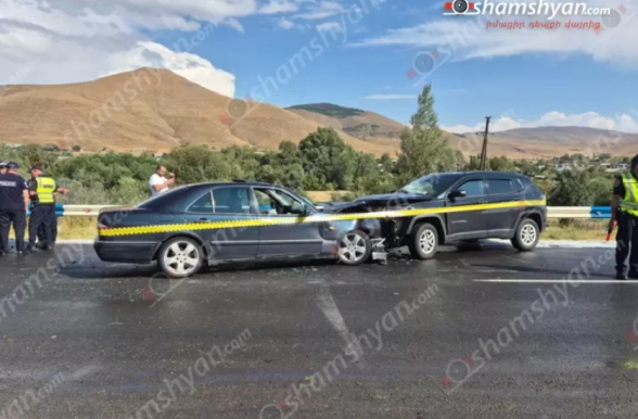Գյումրի-Վանաձոր ավտոճանապարհին ճակատ ճակատի բախվել են «Mercedes»-ը ու «Jeep Compass»-ը․ կա վիրшվոր