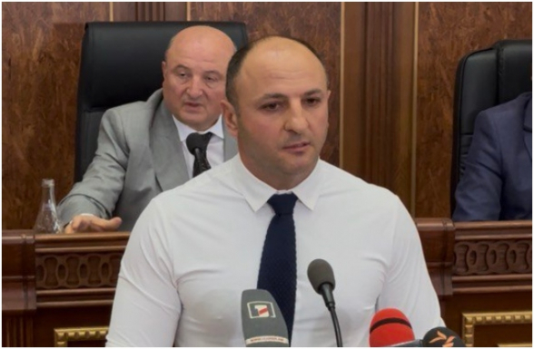 На заседании Совета старейшин Гюмри обсуждается проект блока «Мать Армения» о создании свободной экономической зоны (прямой эфир)