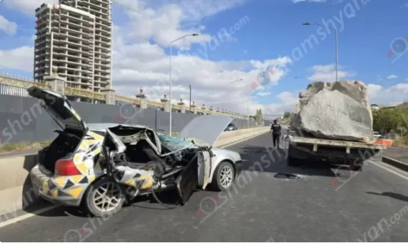 Երևանում Volkswagen-ը բախվել է հսկայական քարեր տեղափոխող KamAZ-ին և վերածվել մետաղե ջարդոնի