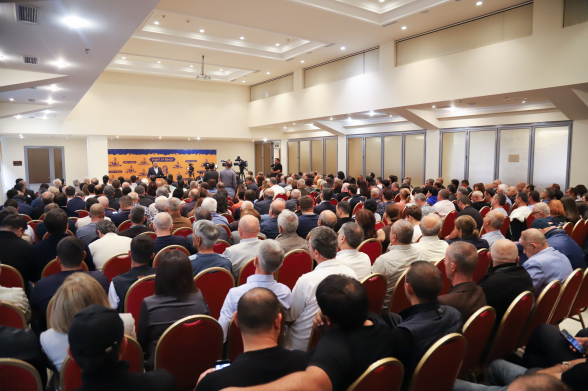 Прекратить перестрелку друг с другом и заняться делом отстранения Пашиняна от власти – Теванян (репортаж телеканала H2)