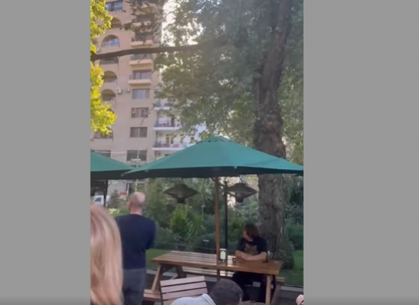 Մաշտոցի պուրակում ծառի ճյուղը կոտրվել և ընկել է սրճարանի նստարանների վրա (տեսանյութ)