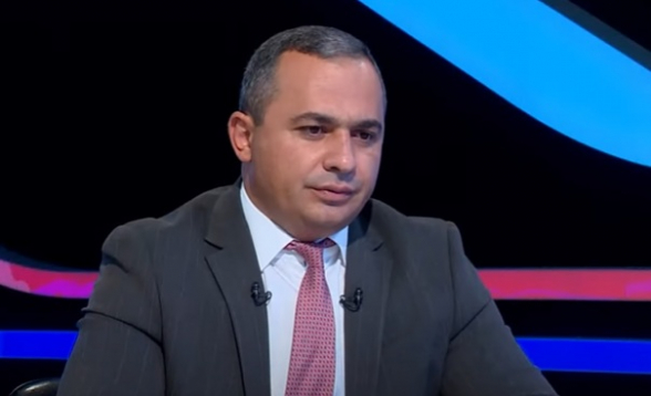 Նույն անձը երկու ամիս առաջ նույն դեմքով պնդում էր, որ պլանավորվել է մարդ գնդակահարել