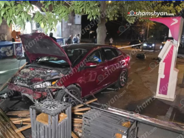 Ազատության պողոտայում «Ford Fusion»-ը կոտրել է երկաթե ճաղավանդակը, ապա խաչմերուկի ցուցանակն ու հայտնվել մայթին․ կա վիրшվոր