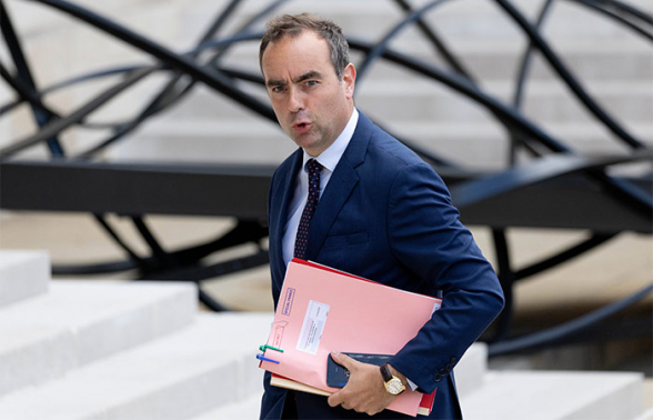 Макрон принял отставку премьера Франции Себастьена Лекорню