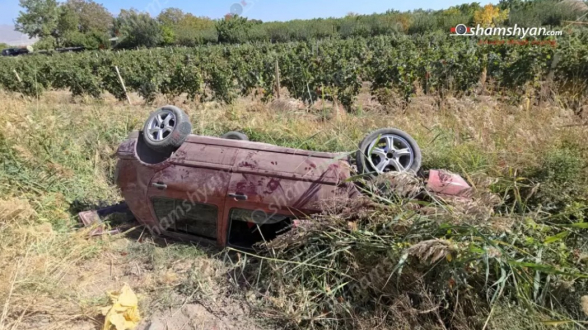 Արարատում «Volkswagen»-ը, մի քանի պտույտ շրջվելով, գլխիվայր հայտնվել է ջրատարի մոտ. կա 5 տուժած