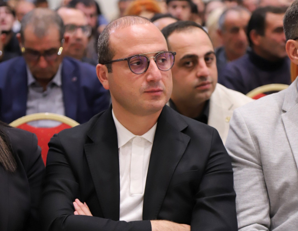 Հերթական ՔՊ-ականն է վատացել․ քաղաքացու ապտակը կըմբոշխնեք Էջմիածնում