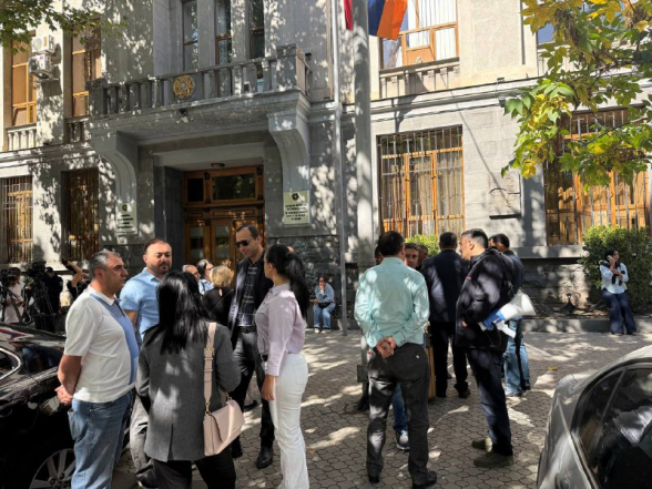 Акция протеста перед зданием прокуратуры в поддержку Арсена Гукасяна: на месте находятся также представители партии «Мать Армения» (видео)