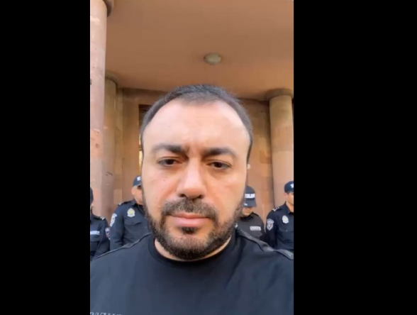 Священнослужителей доставили в Следственное управление Еревана (видео)