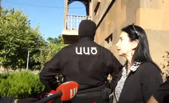 ԱԱԾ-ականը չկարողացավ պատասխանել Սոնա Աղեկյանի հարցին և մեջքով շրջվեց (տեսանյութ)