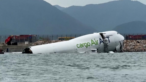 Грузовой самолет при посадке в Гонконге выкатился в море: есть погибшие