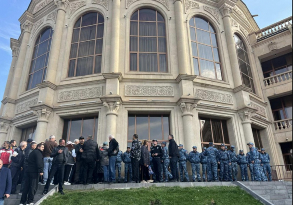 СНБ проводит операцию в здании мэрии Гюмри (видео)