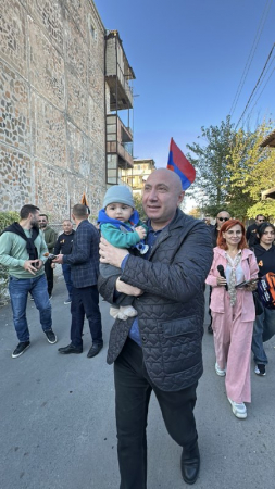 Андраник Теванян с маленьким чудом из Эчмиадзина