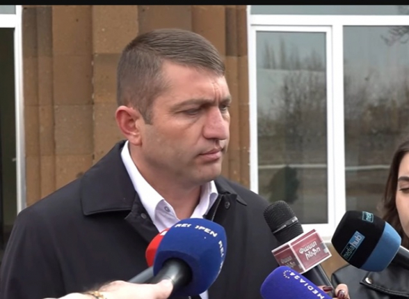 ««Мать Армения» рядом с Церковью»: Гриша Арутюнян проголосовал в родной деревне Дохс (видео)