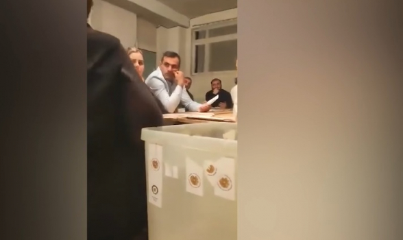 В одном конверте – 2 бюллетеня под №7. Как одному избирателю могут выдать два №7? (видео)