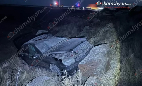 Երևան-Գյումրի ճանապարհին «Mercedes»-ը դուրս է եկել ճանապարհի երթևեկելի գոտուց, բախվել երկաթե արգելապատնեշներին, ապա քարերին․ կա տուժած