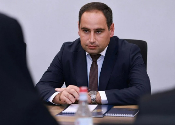 Իշխանությունը պետական ծառայողներին պարտադրում է մեկ մարդու նման խնջույքների մասնակցել․ «Հրապարակ»