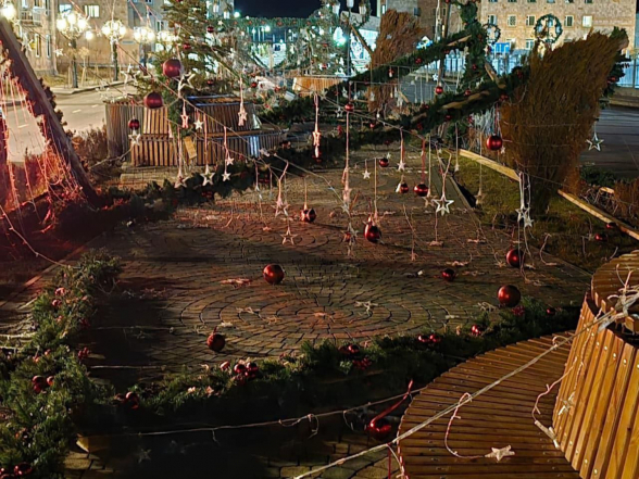 Ուժեղ քամու պատճառով կոտրվել է Ապարանի գլխավոր տոնածառը