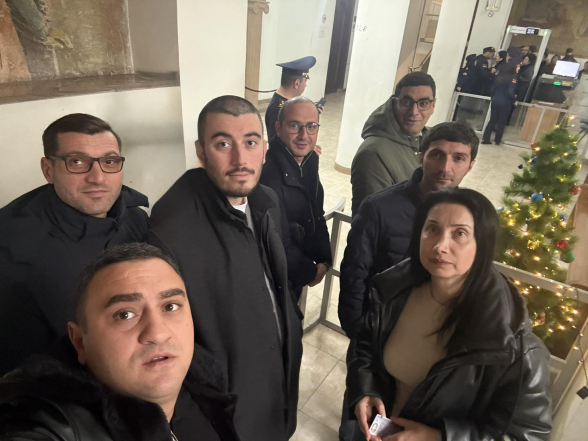 Լարված իրավիճակ․ Միքայել Սրբազանի դատին մարդկանց ներս չեն թողնում (տեսանյութ)