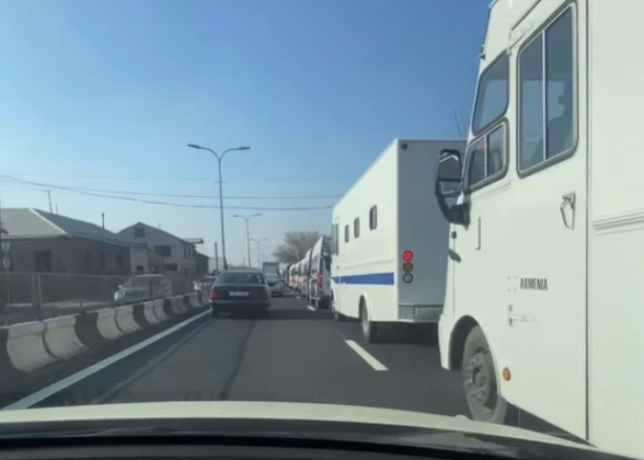 Դեպի Էջմիածին տանող ճանապարհը լի է ոստիկաններով (տեսանյութ)