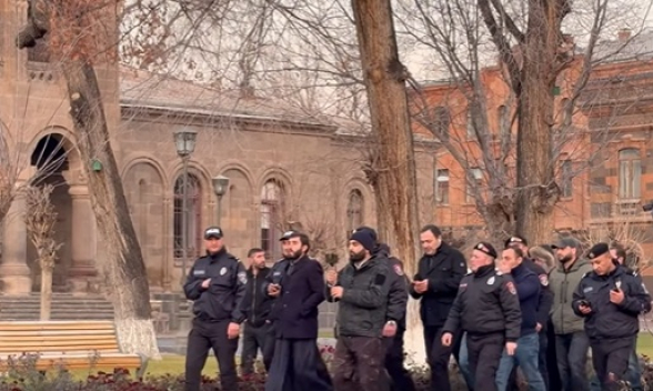 Նիկոլական ֆեյք հոգևորականների հերթական խայտառակությունը Մայր Աթոռում (տեսանյութ)