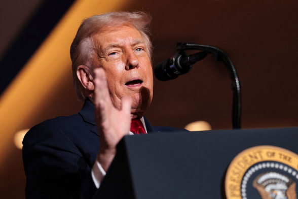 Трамп выступил за отзыв лицензий у телеканалов, критикующих его