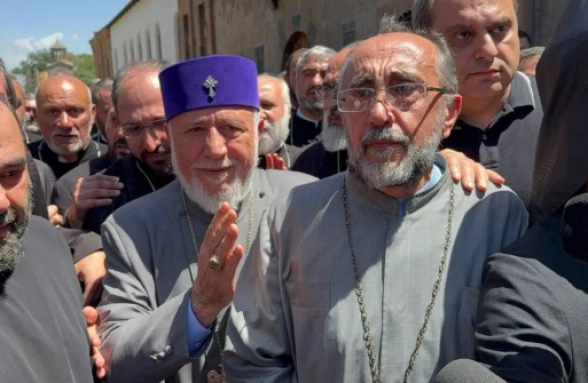 Վեհափառ Հայրապետն այցելել է Միքայել Սրբազանին