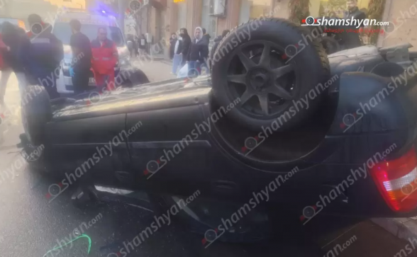 Երևանում բախվել են «Porsche Cayenne»-ը և «Opel»-ը․ վերջինը գլխիվայր հայտնվել է երթևեկելի գոտում, իսկ «Porsche Cayenne»-ը բախվել է կայանված «Toyota RAV4»-ին