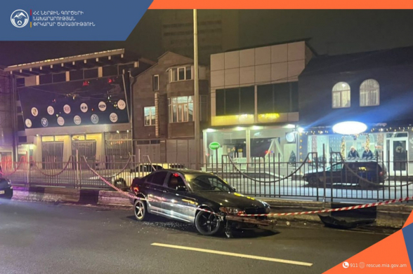 Իսակովի պողոտայում «BMW»-ն բախվել է ճանապարհի բաժանարար արգելապատնեշին