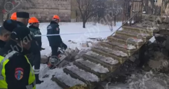 Արթիկում տան մուտքի բետոնե ծածկը փլnւզվել է քաղաքացու վրա. վերջինս մաhшցել է