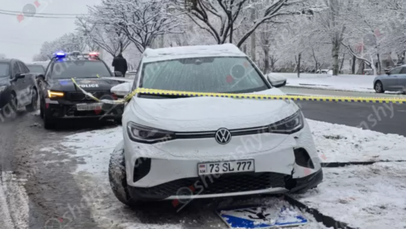 Երևանում մերկասառույցի պատճառով «Volkswagen ID4»-ը բախվել է հետիոտնային անցման ցուցանակին, կոտրել այն, որն էլ ընկել է հետիոտնի վրա