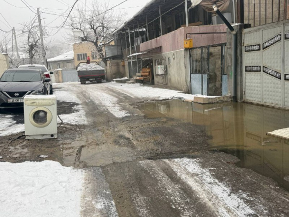 Բնակիչների ահազանգի հետքերով․ Արմեն Տիգրանյան փողոցում կոյուղատար համակարգը խցանված է (տեսանյութ)