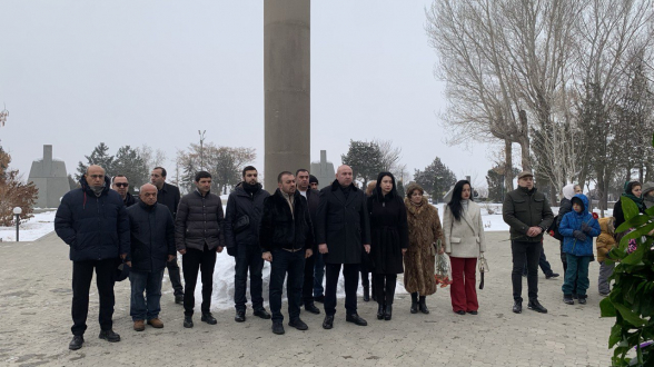 Защитить армию от действующей власти: представители «Мать Армении» посетили Ераблур (видео)