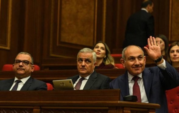 Յուրայիններին ու հնազանդներին կաշառելու են․ «Հրապարակ»