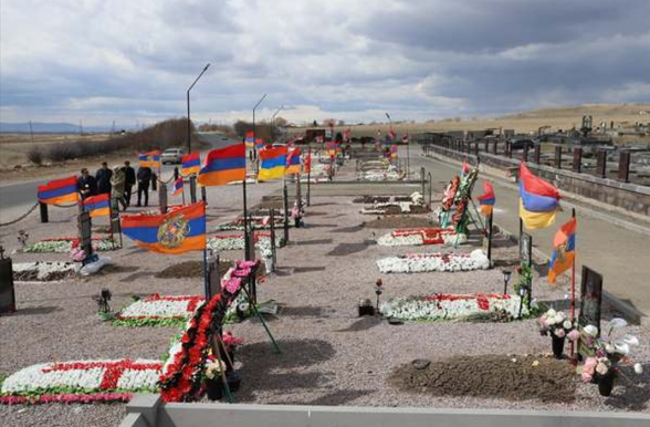 Շիրակում Նիկոլ Փաշինյանի կառավարման միակ ու աննախադեպ մեծ հետքը մեծացած զինվորական գերեզմանատունն է