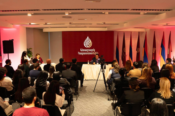 Բարդ, ցավոտ հարցերի բաց, թեժ և բազմաշերտ քննարկում․ Գագիկ Ծառուկյանը հանդիպել է երիտասարդների հետ (տեսանյութ)