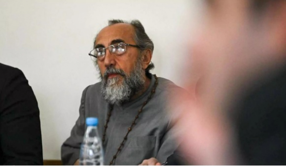 Միքայել սրբազանին կրկին վիրահատել են