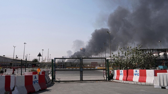 Мощный пожар вспыхнул на нефтебазе в ОАЭ