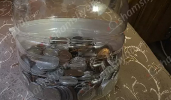 Երևանում մաքրուհիները դասախոսի տնից տարել են 50 դրամանոցներով լի ապակյա տարա. մոտ 1 մլն դրամի վնաս է պատճառվել