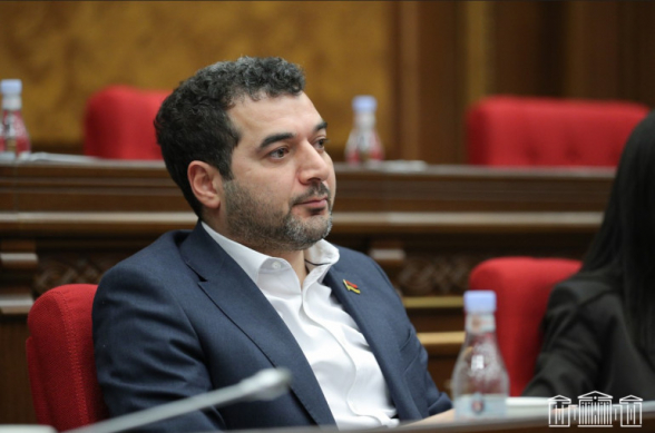 Պետհամարանիշը՝ անուն-ազգանվան հապավումով. «Հրապարակ»