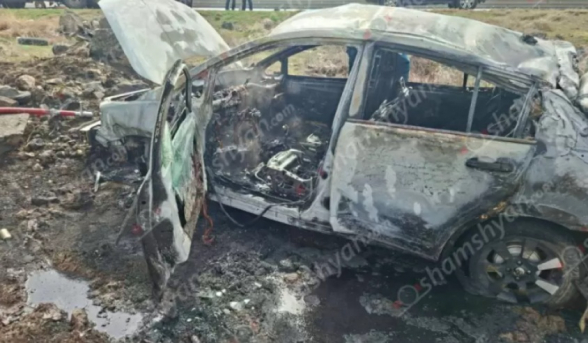 Երևան-Գյումրի ճանապարհին «Nissan Tiida»-ն դուրս է եկել երթևեկելի գոտուց և հայտնվել դաշտում. վթարի հետևանքով մեքենայում հրդեհ է բռնկվել. կա 2 տուժած